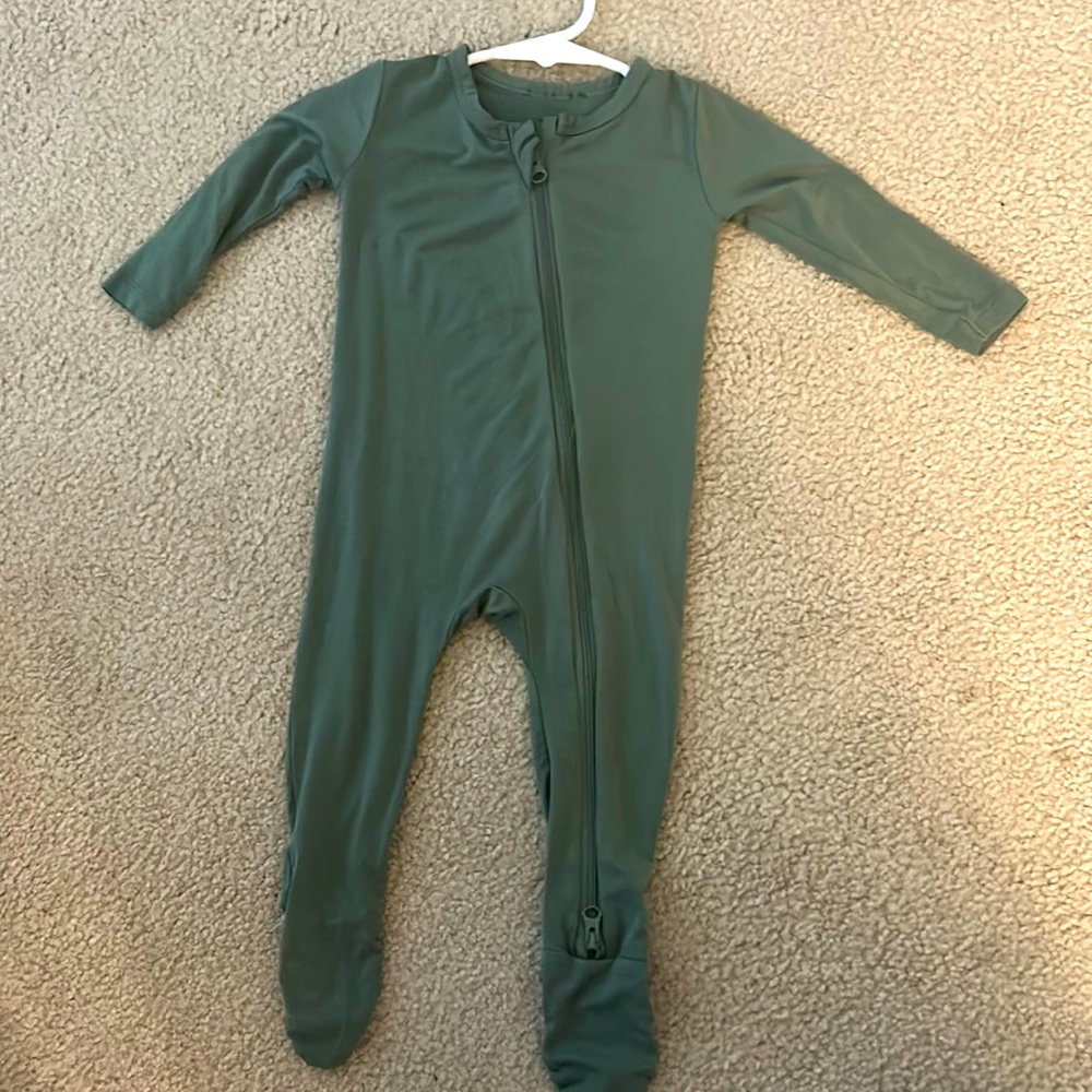 Bamboo onesie (6-12) months (Kyte Baby Style)
